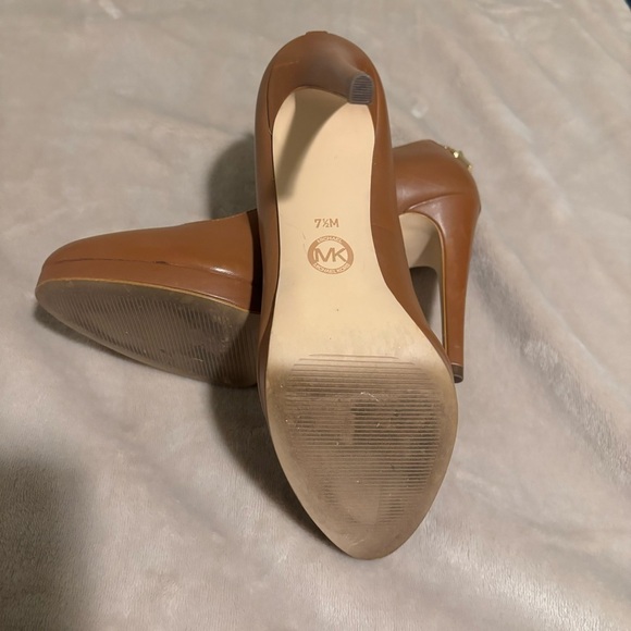 Michael Michael Kors Antoinette Luggage Padlock Leather Platform Pumps Size 7.5M - Picture 6 of 11